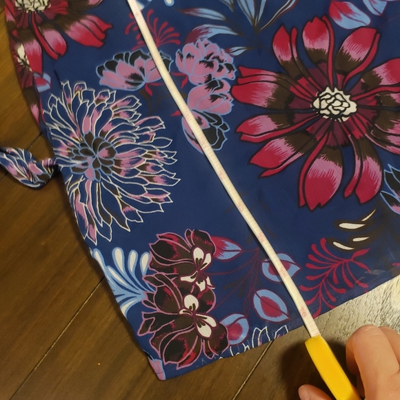 Ann Taylor sleeveless and belted blouse - Picture 10 of 10